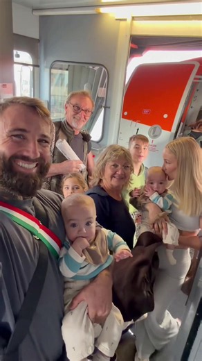 Premier voyage en famille 🔥✈️❤️ On leur avait promis qu’un jour, on les ferait voyager… Et aujourd’hui, cette promesse devient réalité 🥹❤️ À votre avis, on est partis où ? 🌍👀