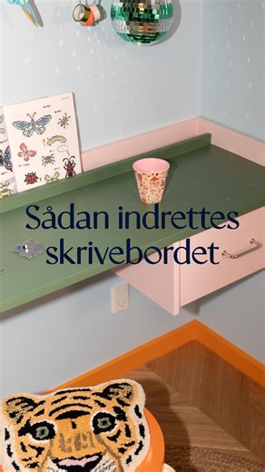 Snedkermøbler udenpå - IKEA indeni on Instagram: "Selvom skrivebordet er et hack af IKEAs køkkenskabe, så kan man sagtens indrette det som et super sejt skrivebord ✏️✂️🖇️ Køb byggevejledningen via link i bio med 15 % rabat, ind til og med i morgen 💫 #skrivebord #kreabord #børneværelse #ikeahack #yaayfurniture"