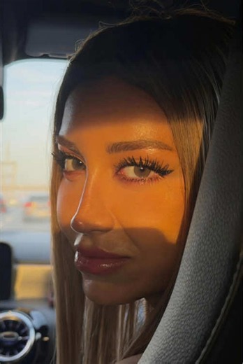 #capcut #capcutpioneer #capcutnow ✨ Ben Delirmişim Bi Sen Diye 🚗 TikTok Türkiye’de patlayan altın ışık trendi Her şeyden önce, son günlerde TikTok akışını hiç durmadan scrol ediyorsan bu trendi mutlaka görmüşsündür: araba içinde yan pencereden giren altın saat ışığının yüzü tam ikiye böldüğü, sıcak ve derin bir portre. Herkes yorumlarda “bu ışık nasıl yakalanıyor?” diye soruyor, ama işin sırrı çok basit: bu özel profesyonel çekim değil, tamamen telefonda basit düzenlemeyle yapılıyor. Üstüne her