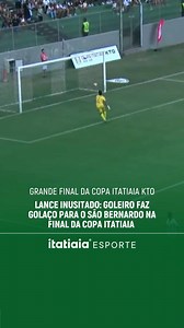 IMPRESSIONANTE | A finalíssima da Copa Itatiaia KTO, neste domingo (19), teve o placar inaugurado com um gol inesperado no Independência, em Belo Horizonte. Aos oito minutos do primeiro tempo, o goleiro Gui, do São Bernardo, deu um chutão um pouco à frente da sua área e marcou para o time de BH. Após o chutão, a bola quicou na frente do goleiro Bambam, do Estrela Mirim, time de Mateus Leme. O arqueiro não conseguiu fazer a defesa, foi enganado pelo quique, e a bola morreu no fundo das redes. O l