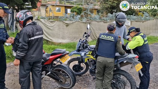#Seguridad 👮| ¡Atención, tocancipeños! 🚔 La Secretaría de Seguridad y la Policía Nacional están trabajando incansablemente para proteger las vías. Su compromiso se traduce en un registro y control de vehículos, garantizando la seguridad de conductores y pasajeros. #EstamosRecuperandoElProgreso 🔰 #TocancipáCiudadDeOportunidades | Alcaldía de Tocancipá