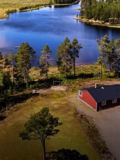 Swedish serenity awaits at Strandgården, a beautifully reimagined holiday home on the peaceful shores of Malå. 🇸🇪✨ Once a traditional estate, this elegant retreat now offers expansive living spaces, soaring ceilings, and two cozy fireplaces—all surrounded by pristine nature and endless lake views. Perfect for quiet family escapes or inspiring corporate retreats, it’s a place where Scandinavian design meets pure tranquility. Ready to unwind by the water in the heart of Sweden? ✨🌲 📍Malå, Swede