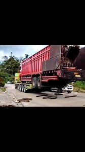 Proses truck gendong truck dibantu excavator | Extrem Road