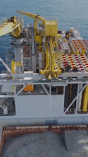 Our rock installation vessel Simon Stevin reached a historic peak – or should we say ultimate low. On the Sakarya II project in Turkey, we installed rock material at a depth of approximately 1,172 m below sea level. That is about 3.5 times the height of the Eiffel Tower. Nice to know: 🪨Close to 100 sections of 12 m pipe pieces were assembled underneath the vessel into the fallpipe to perform the rock installation works. 🪨From the moment the rock material falls into the fallpipe at sea level, i