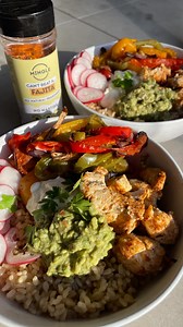 Get ready to fiesta with Mingle’s Ultimate Chicken Fajita Bowl! This recipe is like a flavour-packed party on a plate, featuring tender chicken, sizzling fajita veggies, and all the fixings that make every bite a celebration. It’s a bowlful of Tex-Mex delight that’s easy to make and impossible to resist!! Recipe creation by @hollyquinlan.nutrition 🥰 INGREDIENTS: * 450g Chicken breast, diced. * 3 x Capsicum (1 x Red, 1 x Yellow, 1 x Green) * 1 x Red onion, diced * 1 x Avocado * 1 x Radish bunch 