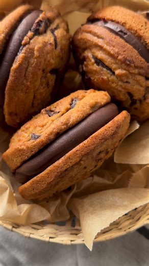 Double Chocolate Cookie Sandwiches 🍪🍫 Crispy edges, soft centers, and a silky chocolate ganache filling — dangerously good 🤍 Makes 8 sandwiches (or 4 if you don’t like sharing 👀) 🧡 Ingredients Cookie Dough • 120 g butter, softened • 75 g brown sugar • 75 g cane sugar • 1 egg • 220 g all-purpose flour • 1 pinch salt • 150 g chocolate chips Chocolate Ganache • 200 g liquid cream (30%) • 100 g milk chocolate • 100 g dark chocolate • 25 g unsalted butter (cold) 🍫 Ganache (Make First) 1️⃣ Heat 