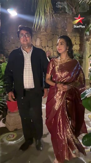 Media ke sawaal, cameras ki chamak, aur har pal mein mohabbat ka ehsaas… 📸💕 Love Utsav ke rangon ke saath, Raj aur Raushni ki kahaani ka countdown shuru ho chuka hai. ⏳ Dekhiye #TodKarDilMera, aaj se, shaam 7 baje, sirf #StarPlus aur #JioHotstar par. #TDM #NewShow #KisneTodaDil | StarPlus