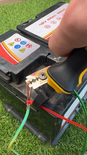 1M views · 973 reactions | Razor blade and car battery hack | Productive Panda | Facebook