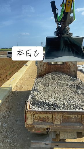 本日も路肩ブロックの基礎材敷き均し〜#コマツ #komatsu #チルトローテーター #スチールリスト #宮古島 #土木工事 #steelwrist #ショベルカー #農道