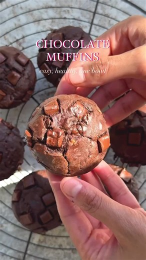 RECIPE BELOW 👇🏽 ⁣ 🍫 CHOCOLATE MUFFINS 🍫 ⁣ ⁣ You guys have asked me for recipes without bananas, so I have listened to you and created loads of banana free recipes! ⁣ ⁣ First up these delicious and healthy chocolate muffins, made from courgettes. Even if you don’t like courgettes, it doesn’t matter as you can’t taste them AT ALL!⁣ ⁣ Enjoy 💚⁣ ⁣ DB x⁣ ⁣ INGREDIENTS ⁣ ⁣ ▪️1 cup courgette, grated ⁣ ▪️3 tbsp coconut oil or any neutral oil⁣ ▪️1 cup milk⁣ ▪️1 egg ⁣ ▪️1/4 cup maple syrup ⁣ ▪️1 1/4 p