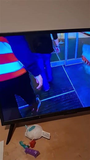 shark puppet going to the mall