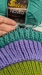 🧶 Cómo tejer Punto Inglés (o Punto Broche) 🧶 El punto inglés, también conocido como punto broche, es un tejido esponjoso, elástico y con un diseño acanalado que parece trenzado. Ideal para gorros, cuellos, bufandas y prendas de bebé por su suavidad y textura abrigadora. En este tutorial te enseño una versión sencilla y accesible que combina: ✅ Punto derecho normal ✅ Punto revés en punto hondo (también llamado punto revés inglés) ✨ ¿Qué es el punto revés en punto hondo? Es una variante del punt