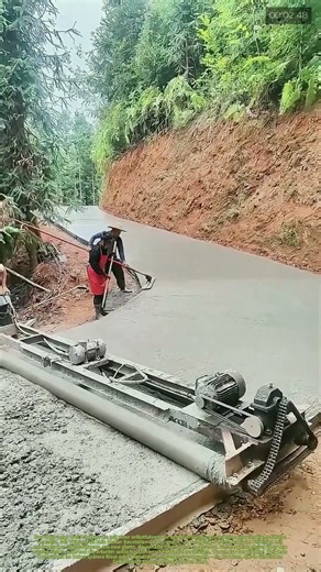 Beton glätten mit Maschine: Wie Arbeiter Straßen perfektionieren