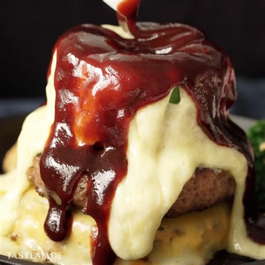 【まぁきれい】オーロラチーズの肉肉サンド🧀 お家で簡単にラクレットチーズが楽しめます！パンや野菜にかけても☆ ■材料 《肉ダネ》 牛豚合びき肉 400g 玉ねぎ 1/4個 卵 1個 片栗粉 大さじ1 パン粉 20g 赤ワイン 大さじ1 ケチャップ 大さじ1/2 塩 少々 こしょう 少々 ナツメグ 少々 トマト 1/4個 チェダーチーズ 2枚 とろけるチーズ 2枚 アボカド 1/4個 《ソース》 赤ワイン 大さじ2 ケチャップ 大さじ2 ウスターソース 大さじ2 砂糖 小さじ1 とろけるチーズ 適宜 ■手順 【事前準備】 ・肉ダネの具材は全てこね合わせておく。 ・ソースの材料は全て合わせ、加熱しておく。 ・盛り付け用のスキレットもしくは鉄板を250度10分〜温めておく。 ・玉子焼きフライパンにとろけるチーズを溶かしておく。 1. セルクルで肉ダネを丸く型抜きし、1時間冷凍する。 2. フライパンに中火で油を温め（分量外）肉ダネを両面焼く。 3. 蓋をし、5分程蒸し焼きする。 4. 片方のハンバーグにチーズを重ねる。 5. 上にもう一つのハンバーグとトマト、アボカドを乗せ、とろけるチーズ