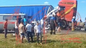 VIDEO. 15 oameni au murit după ce un microbuz a fost strivit între două camioane, pe o șosea din regiunea rusă Ulianovsk