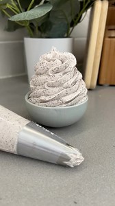 BUTTERCREAM DE OREO! 🧁 hoy te regalamos la receta completa de esta espectacular cobertura o relleno de Oreo! 🍪 Recuerda comentar “OREO” para aprender más de pastelería profesional ❤️👩🏽‍🍳 #decoraciondepasteles #aprendepasteleria #buttercream #emprendedora #buttercream #oreobuttercream #oreo #pasteleria | Buttercream Pro