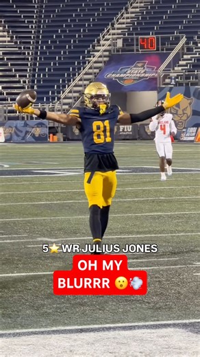 ONE HANDED BLURRR. Made it look EASY 😳🔥 #shorts #football #blurrr #onehand #hsfootball #mustwatch