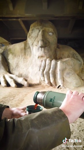 Spotted: the original bottle in Hammertone Green at some of the most iconic spots in #Seattle. Can you name them all? #CoffeeToGo #StanleyBrand