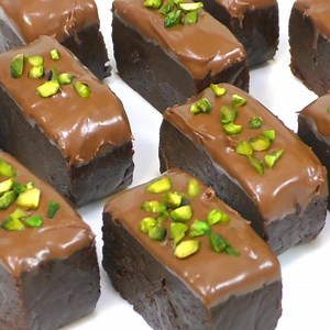 3 ingredient NO BAKE EGGLESS CHOCOLATE SLICE CAKE Without CocoPowder Guys, if you crave something sweet that also has chocolate in it, then I highly recommend having a go at this no bake Chocolate Slice Cake. It’s a simple 3 ingredient dessert and as the title says – there is no baking whatsoever. Now who wouldn’t like that, right? . . I thought of creating this no-bake no-cook chocolate cookie cake using Apis Honey from @ApisIndiaLtd Apis Honey is 100% natural and ethically sourced. Honey is a 