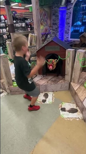 Kid Screams after getting Jump Scared by Bubba @ Spirit Halloween.