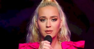 Katy Perry canta "Only Love" em evento da Unicef