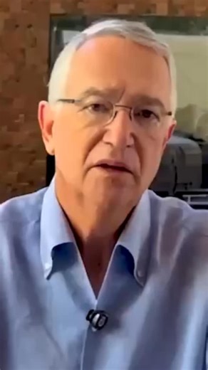 Ricardo Salinas reflexionó sobre la vida, la familia y el papel social de la empresa, señalando que el éxito de los negocios viene de atender bien a los clientes y mejorar su calidad de vida. Opinión: una visión empresarial centrada en las personas. #RicardoSalinas #Negocios | Te Informo 24 HRS