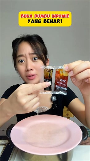 NYESEL KALO SAMPE GA TAU CARA BUKA BUMBU INDOMIE DENGAN BENAR KYK GNI !!!