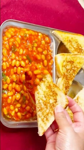 Serve the hot,flavorful beans with the toasted bread and enjoy!😋🍞🫘#bread #navihomekitchen #beans