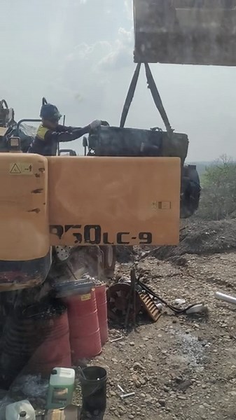 Install the Engine Cummins QSX15 to Excavator HYUNDAI R850LC-9 #mechanic #machine #heavyequipment