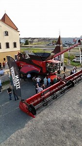 Noua combină Case IH AF10, lansată oficial şi în România, impresionează prin tehnologia de ultimă generaţie şi eficienţa remarcabilă. Potrivit lui George Stanson, Business Manager la CNH, această combină este proiectată pentru exploataţii de dimensiuni medii şi mari, cu suprafeţe comasate, având capacitatea de a recolta 100 de tone pe oră! | Revista Ferma