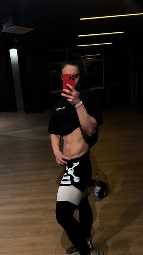 3 weeks out to competition 💪🏻 #foryou #gymgirl #viral #muscularwomen #training #onlinecoach #basicsupplements #competitor #healthylifestyle #absflex