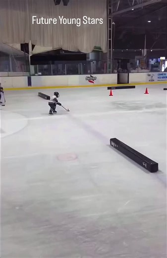 Future Broncos young star and Ice Arena Hockey Academy protégé Ethan going top cheese 🧀 on AIHL veteran and @adelaidecowboys starting goalie Jeremy Friederich 🧀 | IceArenA