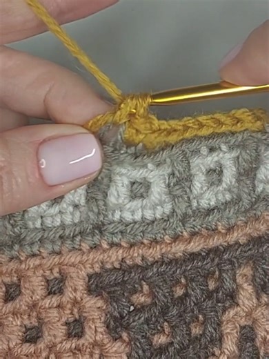 Mosaic crochet looks complex… but it’s actually simple 🌿 One color per row. Relaxing rhythm. Free tutorials on my YouTube ❤️ #mosaiccrochet #crochetpattern #crochetprocess #crochettiktok #crochet #crochettok #mosaiccrochet #mosaicloop