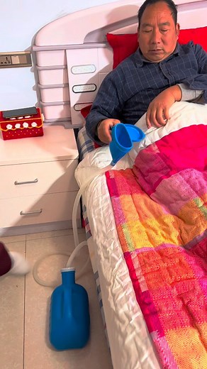 Cool Useful Gadgets on Instagram: "Dignity and convenience in one kit. 🛌✨ This Urinal Bottle Set is designed for bedridden patients – leak-proof, easy-clean, and stress-free. 💧 Who’s prioritizing comfort today? #reels #HealthcareHacks #CaregiverSupport #HomeCareEssentials #LifeMadeEasier"