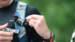 Praktischer Clip mit sicherer Schnellrast-Technik zum Tragen einer Kamera an so gut wie jedem Gurt oder Gürtel. Ideal für Wanderungen, Radfahrten, u.v.m #PeakDesign | enjoyyourcamera