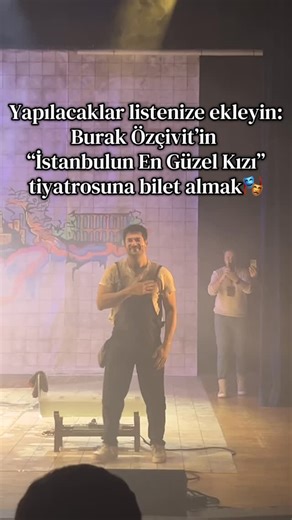 𝙱𝚎𝚢𝚣𝚊 𝙶𝚞̈𝚗𝚎𝚢 ♡ on Instagram: "Oyunun adı “İstanbul’un En Güzel Kızı”. Yaklaşık bir buçuk saat sürdü. Burak Özçivit’in oyunculuğu ve enerjisini seyirciye geçirişi gerçekten çok iyiydi. Oyunun konusu ise karakterin arabaya olan tutkusunu, aşkını ve onun için her şeyi göze alışını anlatıyor. Konu çok benim tarzım olmamasına rağmen, oyun beni sıkmadan izlettirdi. Tavsiye eder miyim? Evet. Çünkü tek kişilik bir tiyatroya ilk defa gittim ve başarılı bir oyuncudan bu deneyimi yaşamak bence en