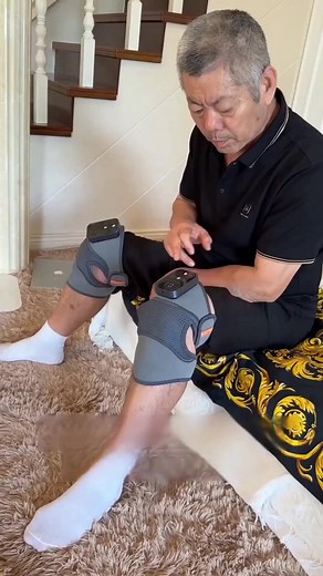 🔥【Knee Heater】Self-Heating Electric Knee Healer🔥 ✅ Heats up in 3 seconds → Instantly soothes cold legs🌡️ ✅ Vibration Moxibustion Infrared → Triple-layer pain relief💆‍♀️ ✅ Velcro universal bandage → Fits all leg shapes📏 💬 User testimonials: “Grandma threw away 10 hot water bottles! She said this thing can accompany her while she does her square dancing💃” “Apply it overnight after hiking → Walk briskly the next day🏔️” | Seattleget US