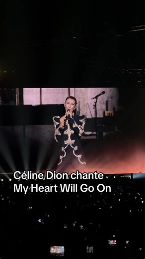 #CelineDion interprète le mythique morceau #MyHeartWillGoOn de Titanic, en direct de la Défense Arena. #defensearena #musictok