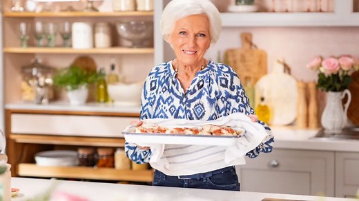 Mary Berry’s ‘no-fuss’ chicken & potato traybake ‘takes minutes to put together’