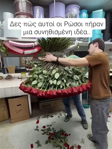 Ένα “μπουκέτο” που δεν είναι μπουκέτο: 501 τριαντάφυλλα. ΌΛΑ μαζί. Αντί για ένα κλασικό μπουκέτο, οι τύποι έκαναν το αντίθετο: έβαλαν 501 τριανταφυλλα μαζί και το πούλησαν σαν premium εμπειρία. Δεν είναι “λουλούδια”. Είναι wow factor ιστορία “πρέπει να το δείξω”. Και τώρα το αστείο: το κόστος ανά κομμάτι μπορεί να είναι μικρό, αλλά η αντίληψη αξίας εκτοξεύεται. Όταν ο άλλος το βλέπει, δεν σκέφτεται “πόσο κάνει ένα τριαντάφυλλο”, σκέφτεται “τι πράγμα είναι αυτό;”. Από απλή ιδέα → premium προϊόν →