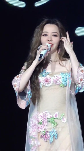 谁敢信舞台上霸气十足的百变女王，实际上是个讲话软软糯糯会向粉丝展示漂亮裙子的小甜妹来着！😻 #张靓颖 #追张靓颖巡回演唱会 #张靓颖演唱会 #张靓颖巡演日记 #百变天后张靓颖