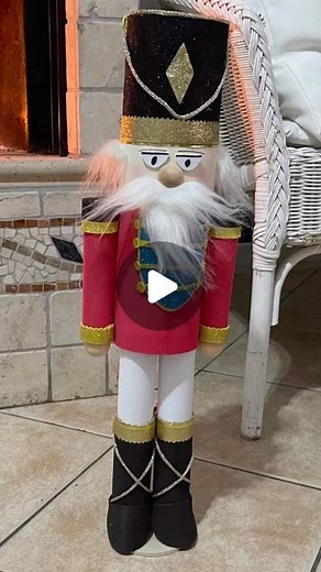 Creativemamy on Instagram: "Buongiorno con il tutoríal dello schiaccianoci gigante di @mariamancini.creativemamy ! Buona giornata ❤️ #creativemamy#noel#natale#christmas#upcycle#riciclo"