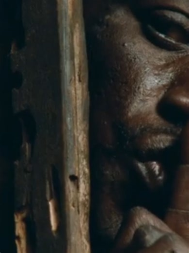 Et si ton rêve tenait à un simple billet de loterie collé derrière une porte ? Marigo, musicien passionné, n’a plus rien. Sa logeuse lui a confisqué son congoma pour loyers impayés. Mais il lui reste une chose, un billet de loterie. Pour le protéger, il le cache derrière le portrait de son héros, Yadikone. Le soir du tirage son numéro sort gagnant. Un film drôle, poétique et profondément humain sur les rêves, l’espoir et la réalité. Jusqu’où irais-tu pour toucher tes rêves du doigt ? 👉 Clique m