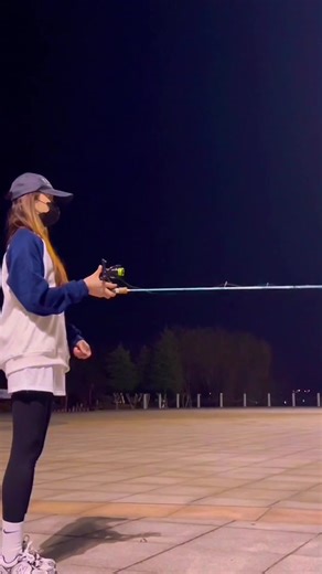 Single-Hand Spinning Wheel Operation for Lure Making