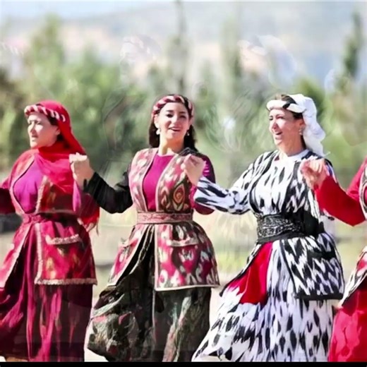 Halay Oynayan Kadınların Renkli ve Coşkulu Anları #halay #kurdish #kurtce #düğün #gelin #halaybasi