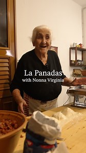 🇺🇸 They might look like empanadas, and that’s the point. La Panadas carry centuries of shared history, folded into dough and sealed by hand. Nonna Virginia still makes them by instinct, feeding the family the way it’s always been done. 🇮🇹 Possono sembrare empanadas, ed è proprio questo il punto. La Panadas racchiudono secoli di storia condivisa, chiuse nella pasta e sigillate a mano.Nonna Virginia le prepara ancora d’istinto, nutrendo la famiglia come si è sempre fatto. #nonna #sardinia #ita