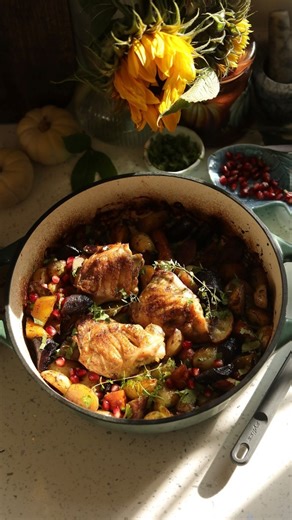 🍂 Autumn Chicken Dinner with Roasted Vegetables 🎥 @into.trends Serves: 3 Prep time: 10–15 min Cook time: 1 hr 10 min Difficulty: Easy & cozy Ingredients For the Roast: - 3 chicken thighs (skin-on, bone-in) - 250g baby potatoes, halved - 150g rainbow carrots, cut into chunks - 4 cloves garlic, pressed - 1 tbsp fresh rosemary, chopped - 1 tbsp fresh thyme, chopped - 2 bay leaves - Salt & black pepper to taste - Olive oil To serve : chopped parsley, pomegranate seeds (optional). 1. Prep the Veggi