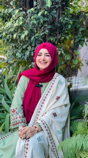 N Batool on Instagram: "Apk pass hy aisa dost ?? Tag karen.. ❤️ Wearing @pezwaan . . . . . #explorepage #batoolpoetry #batool #reelsinsta #viral"