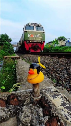 kereta api merah full speed #lokomotif #keretaapiindonesi #keretaapi