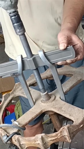 2-jaw gear or bearing puller mechanical tool designed for extracting gears, pulleys bearings shaft
